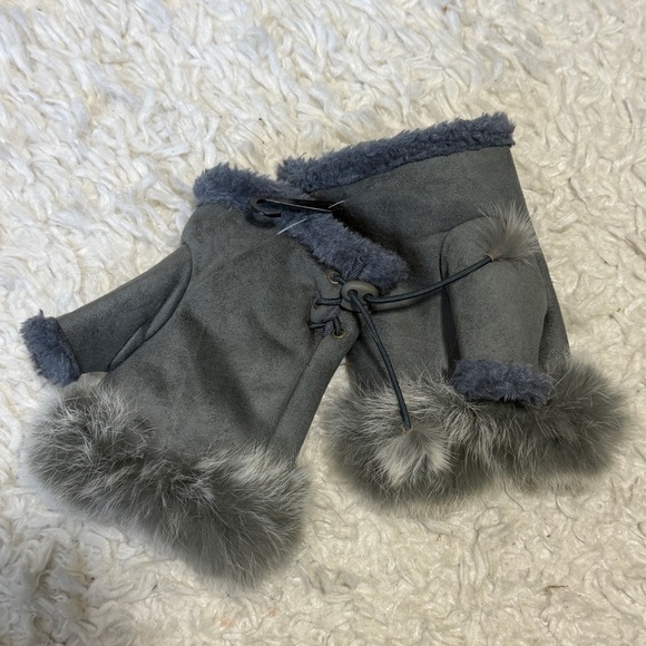 UGG Gray Fur-Trimmed Gloves - Picture 3 of 5